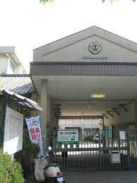 近くの寝屋川市立第五小学校まで93m（徒歩2分）