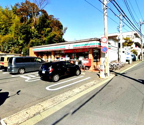 近くのコンビニまで605m（徒歩8分）