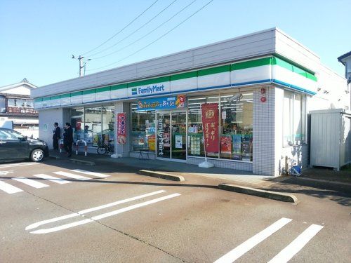 近くのファミリーマート弓町店まで266m（徒歩4分）