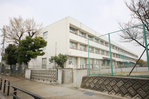 近くの共和西小学校まで1,009m(徒歩13分)