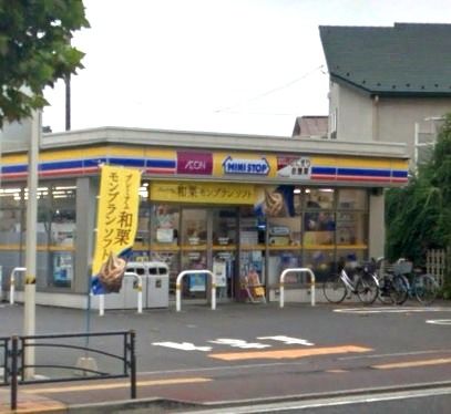 近くのミニストップまで627m（徒歩8分）