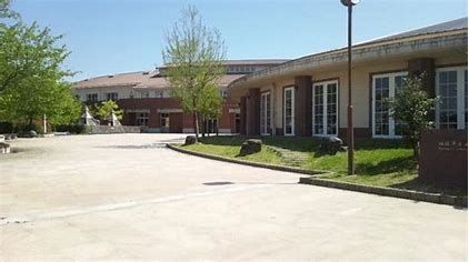 近くの砺波市立出町小学校まで1,774m(徒歩23分)