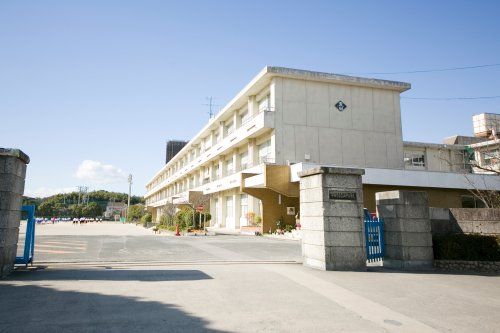 近くの半田市立青山中学校まで873m(徒歩11分)