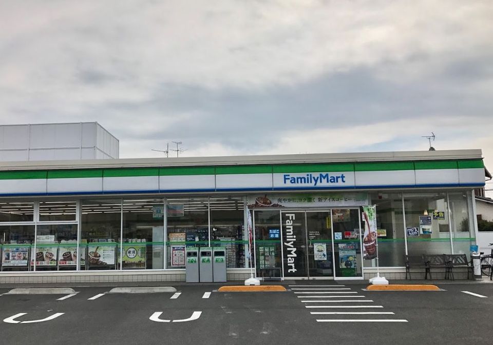 近くのコンビニまで645m（徒歩9分）