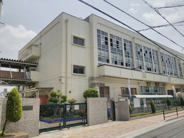 近くの守口市立庭窪小学校まで390m（徒歩5分）
