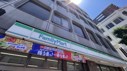 近くのファミリーマートまで262m（徒歩4分）