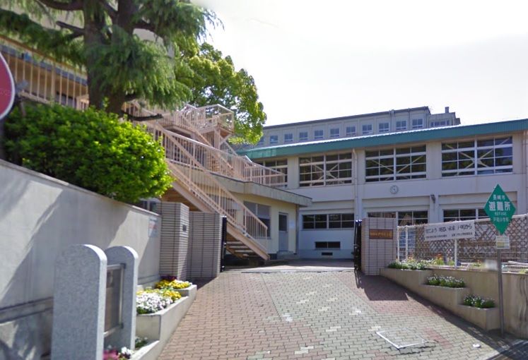 近くの長崎市立戸町小学校まで1,184m（徒歩15分）