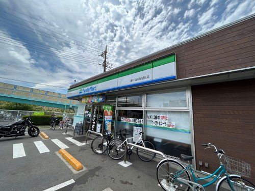 近くのファミリーマート 東村山八坂駅前店まで381m（徒歩5分）
