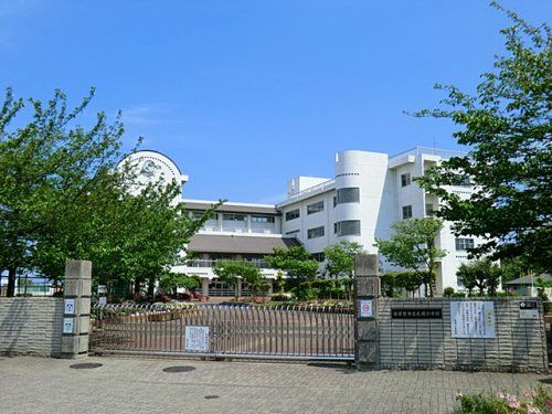 近くの横須賀市立長浦小学校まで719m（徒歩9分）