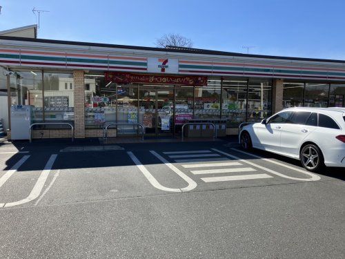 近くのセブンイレブン内ケ島東店まで618m（徒歩8分）