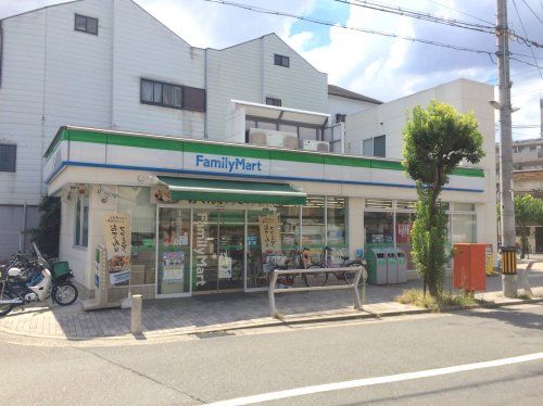 近くのファミリーマート川端寺内町店まで298m（徒歩4分）