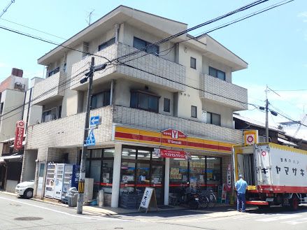 近くのコンビニまで28m（徒歩1分）