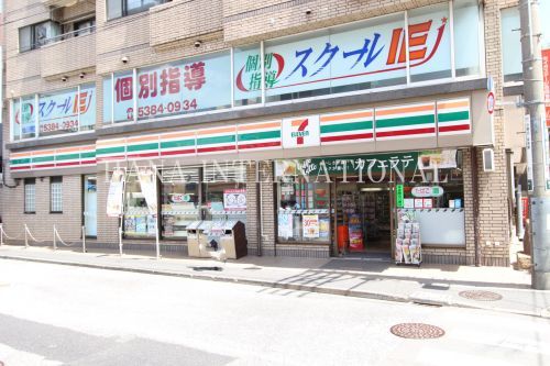 近くのコンビニまで546m（徒歩7分）