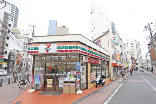 近くのコンビニまで373m（徒歩5分）