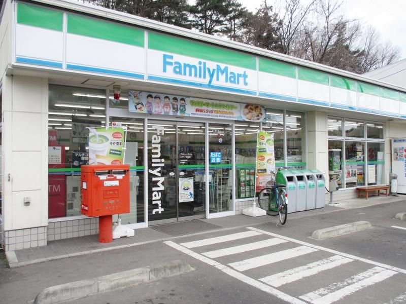 近くのファミリーマート 川平1丁目店まで733m(徒歩10分)