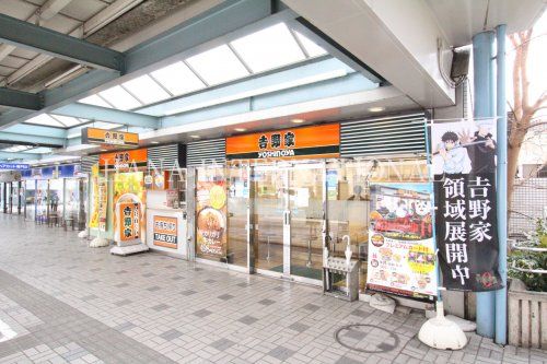 近くの吉野家まで807m（徒歩11分）