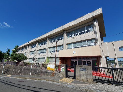 近くの横須賀市立富士見小学校まで871m(徒歩11分)