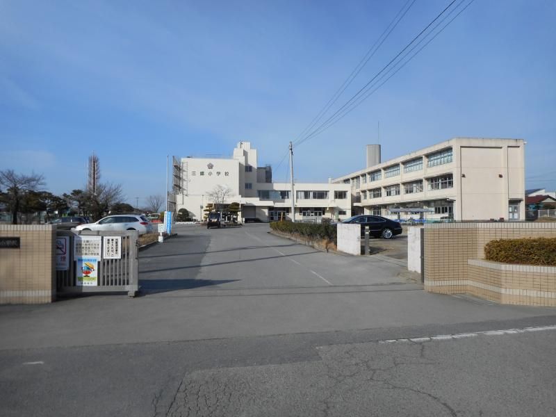 近くの伊勢崎市立三郷小学校まで1,082m（徒歩14分）