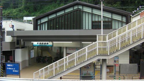 近くの京急田浦駅まで1,774m（徒歩23分）