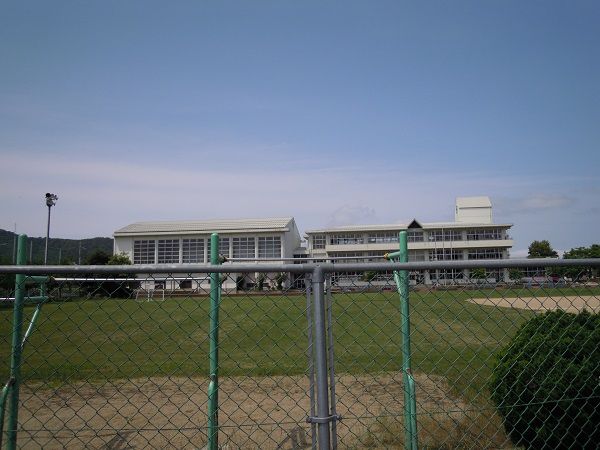 近くの豊岡市立府中小学校まで125m（徒歩2分）