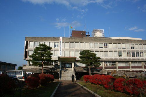 近くの小千谷市役所まで617m（徒歩8分）