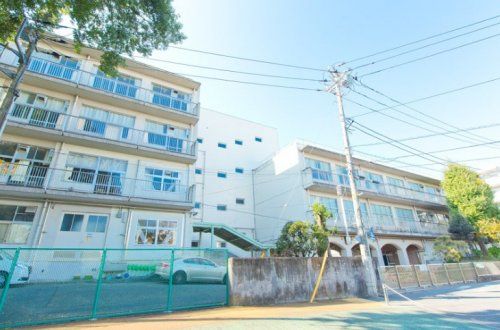 近くの横浜市立老松中学校まで2,460m(徒歩31分)