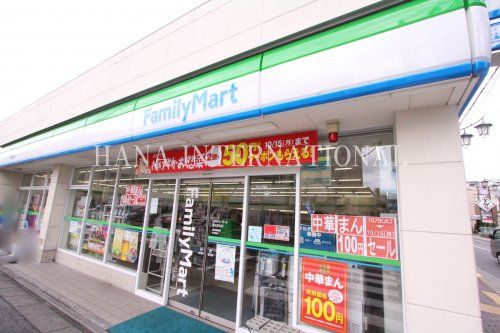 近くのファミリーマートまで1,377m（徒歩18分）