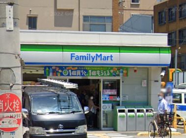 近くのファミリーマート 九条南二丁目店まで871m（徒歩11分）