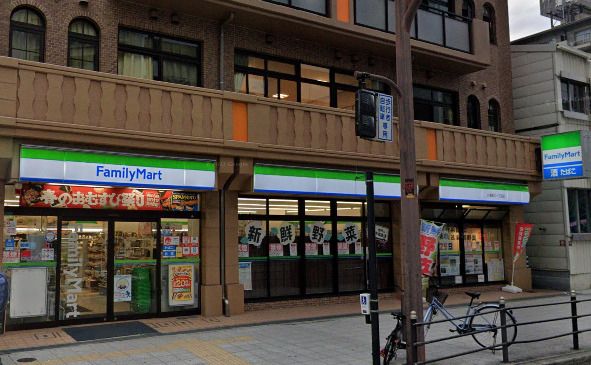 近くのファミリーマート 小浦桜川一丁目店まで323m（徒歩5分）