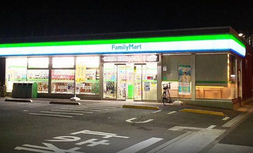近くのファミリーマート 美堀町四丁目店まで547m(徒歩7分)