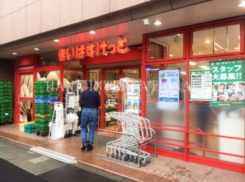 近くのまいばすけっと築地2丁目店まで612m（徒歩8分）