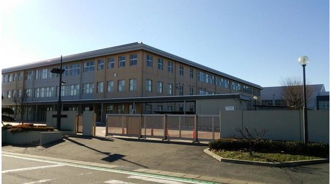 近くの高崎市立群馬中央中学校まで786m（徒歩10分）