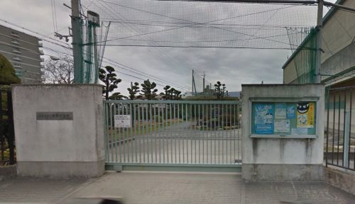 近くの英田中学校まで190m(徒歩3分)