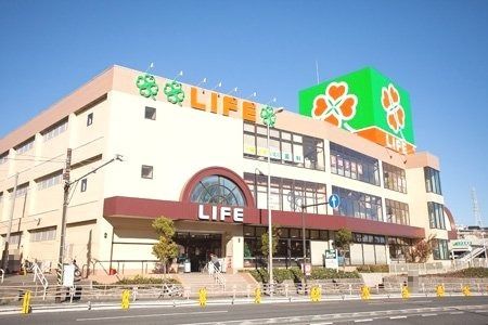 近くのライフ鶴見店まで750m（徒歩10分）