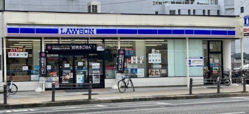 近くのローソン 諸口三丁目店まで774m（徒歩10分）