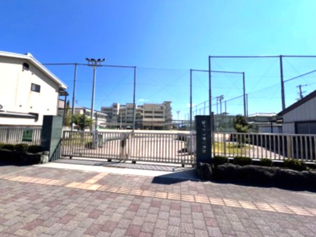 近くの徳島市立沖洲小学校まで566m（徒歩8分）