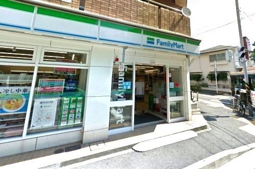 近くのファミリーマートまで536m（徒歩7分）
