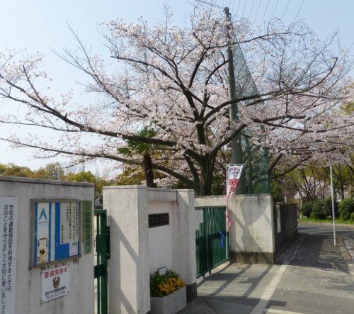 近くの豊中市立寺内小学校まで757m（徒歩10分）
