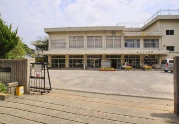 近くの松戸市立六実第二小学校まで5,318m(徒歩67分)