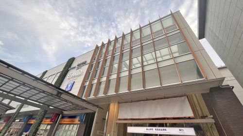 近くの狭山市駅東口まで613m（徒歩8分）