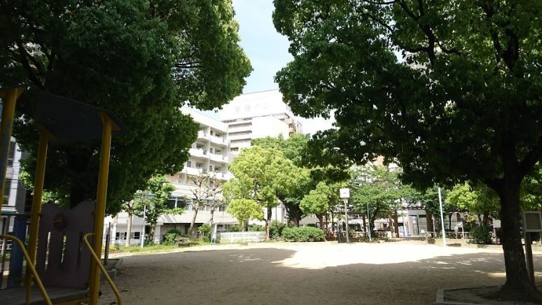 近くの西天満公園まで627m（徒歩8分）