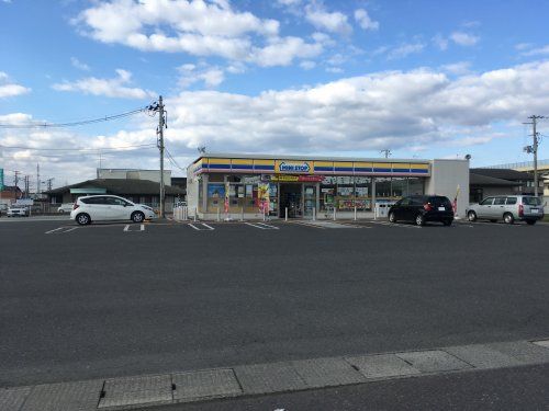 近くのコンビニまで735m（徒歩10分）