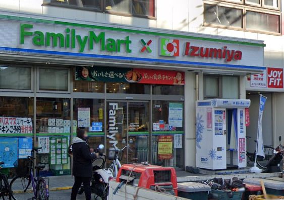 近くのファミリーマート?イズミヤ 東三国四丁目店まで844m（徒歩11分）