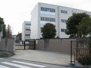 近くの片山中学校まで602m（徒歩8分）