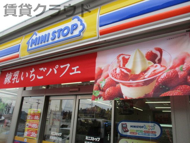 近くのコンビニまで3,327m（徒歩42分）