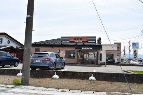 近くの吉野家 156号線砺波店まで1,059m（徒歩14分）