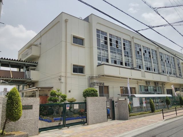 近くの小学校まで166m（徒歩3分）