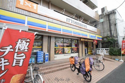 近くのコンビニまで725m（徒歩10分）