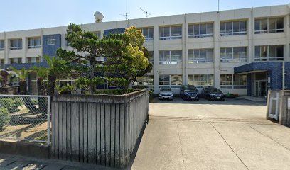 近くの加茂小学校まで70m（徒歩1分）