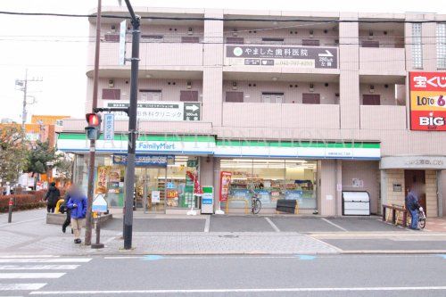 近くのファミリーマートまで900m（徒歩12分）